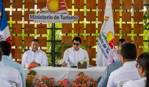 David Collado entrega 38 camiones para reforzar limpieza en destinos turísticos