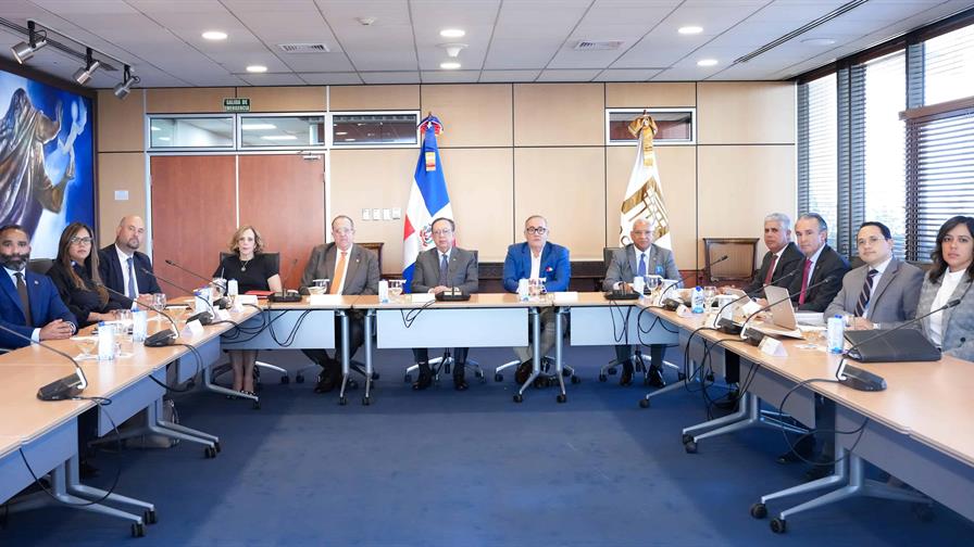 Valdez Albizu y Magín Díaz reciben a representantes del Gafilat