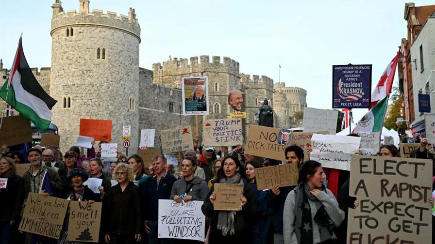 Grupo anti-Trump proyecta sobre el castillo de Windsor fotos relacionadas al caso Epstein