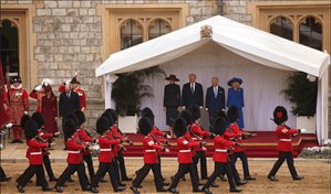 Donald y Melania Trump depositan una corona de flores en la tumba de Isabel II en Windsor