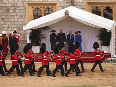 Donald Trump depositan una corona de flores en tumba de Isabel II