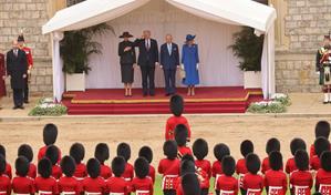 Obligan a renunciar a director de museo que negó a Trump una espada para regalar a Carlos III