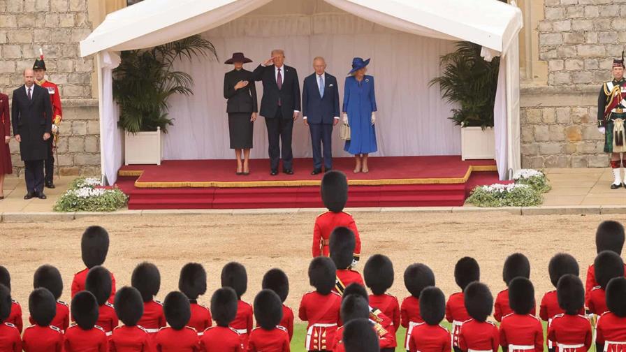 Obligan a renunciar a director de museo que negó a Trump una espada para regalar a Carlos III