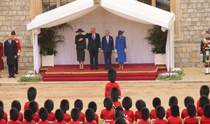 Carlos III y Trump pasan revista a la Guardia Real en el castillo de Windsor