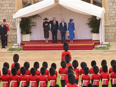 Carlos III y Donald Trump pasan revista a la Guardia Real