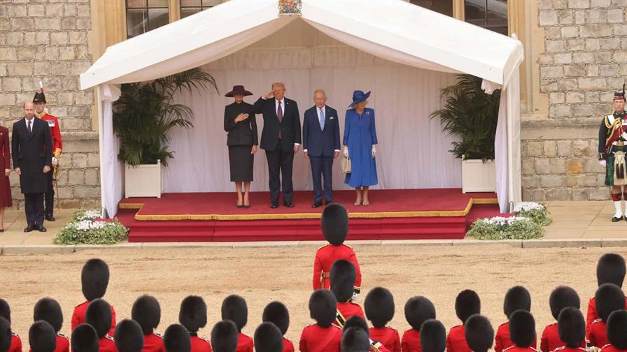 Carlos III y Trump pasan revista a la Guardia Real en el castillo de Windsor