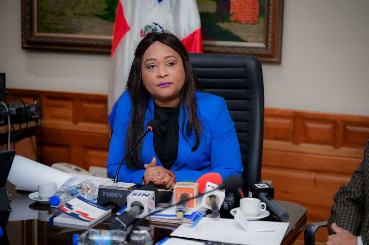 Aracelis Villanueva, senadora de San Pedro de Macorís y presidenta de la comisión.