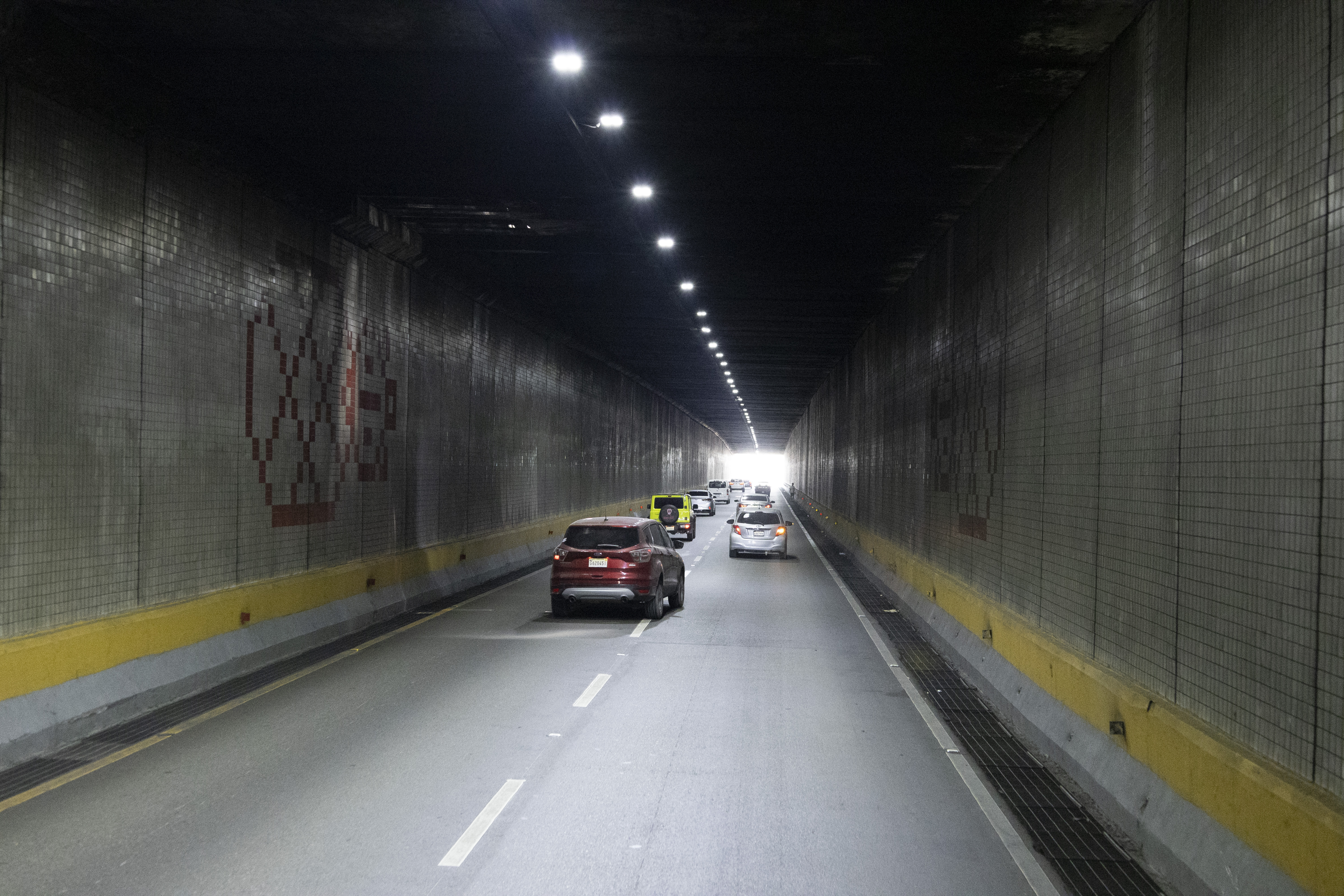 La parte oeste-este muestra el nivel de suciedad que siemrpe tiene ese túnel.