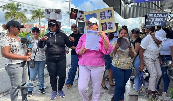 Comunitarios de la zona sur de Higüey protestan por los apagones frente a la oficina de Edeeste