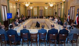 Abinader se reúne con empresarios y representantes de sectores productivos del país