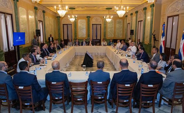 Abinader se reúne con empresarios y representantes de sectores productivos del país
