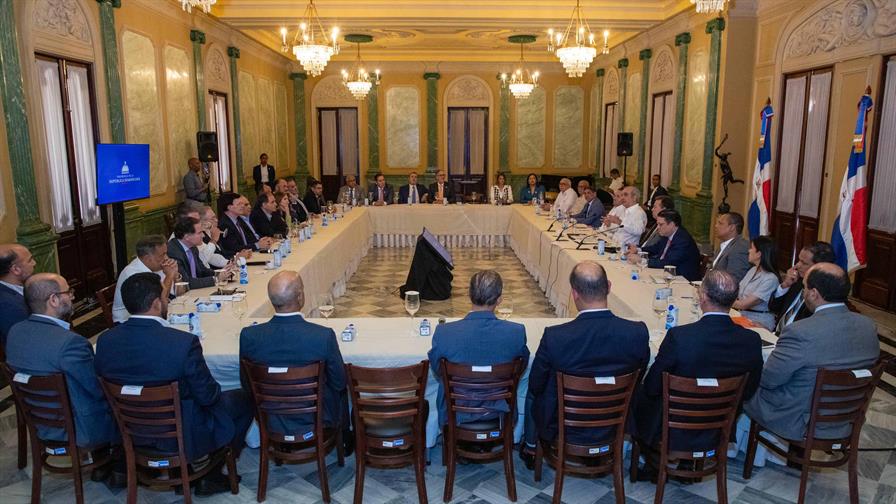Abinader se reúne con empresarios y representantes de sectores productivos del país