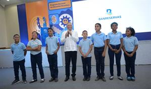 Más de 1,300 estudiantes en Azua participan en talleres de educación financiera de Banreservas 