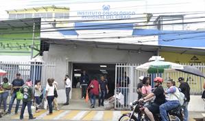 Pacientes con cáncer reciben quimioterapia en emergencia a falta de espacio en Oncológico del Cibao