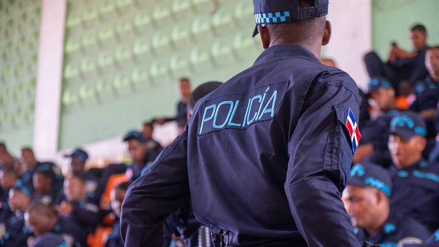 El policía dominicano, su visión de la autoridad, su violenta conducta y su ausencia de palabras El policía dominicano, su visión de la autoridad, su violenta conducta y su ausencia de palabras
