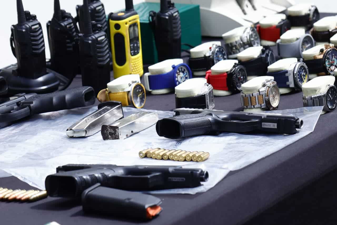 <br>Armas de fuego y relojes ocupados en el operativo contra la red criminal.