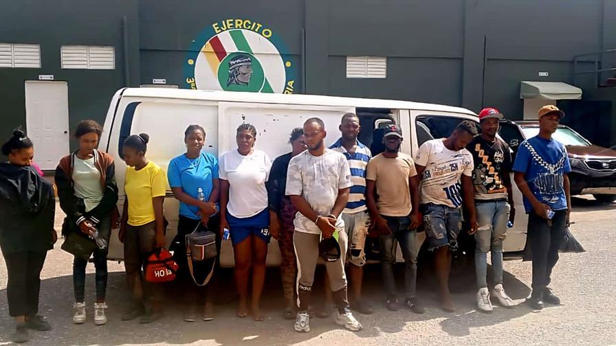 Detienen 11 haitianos indocumentados en minibús en San Juan de la Maguana