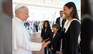 Zoe Saldaña y su familia saludan al papa León XIV en el Vaticano