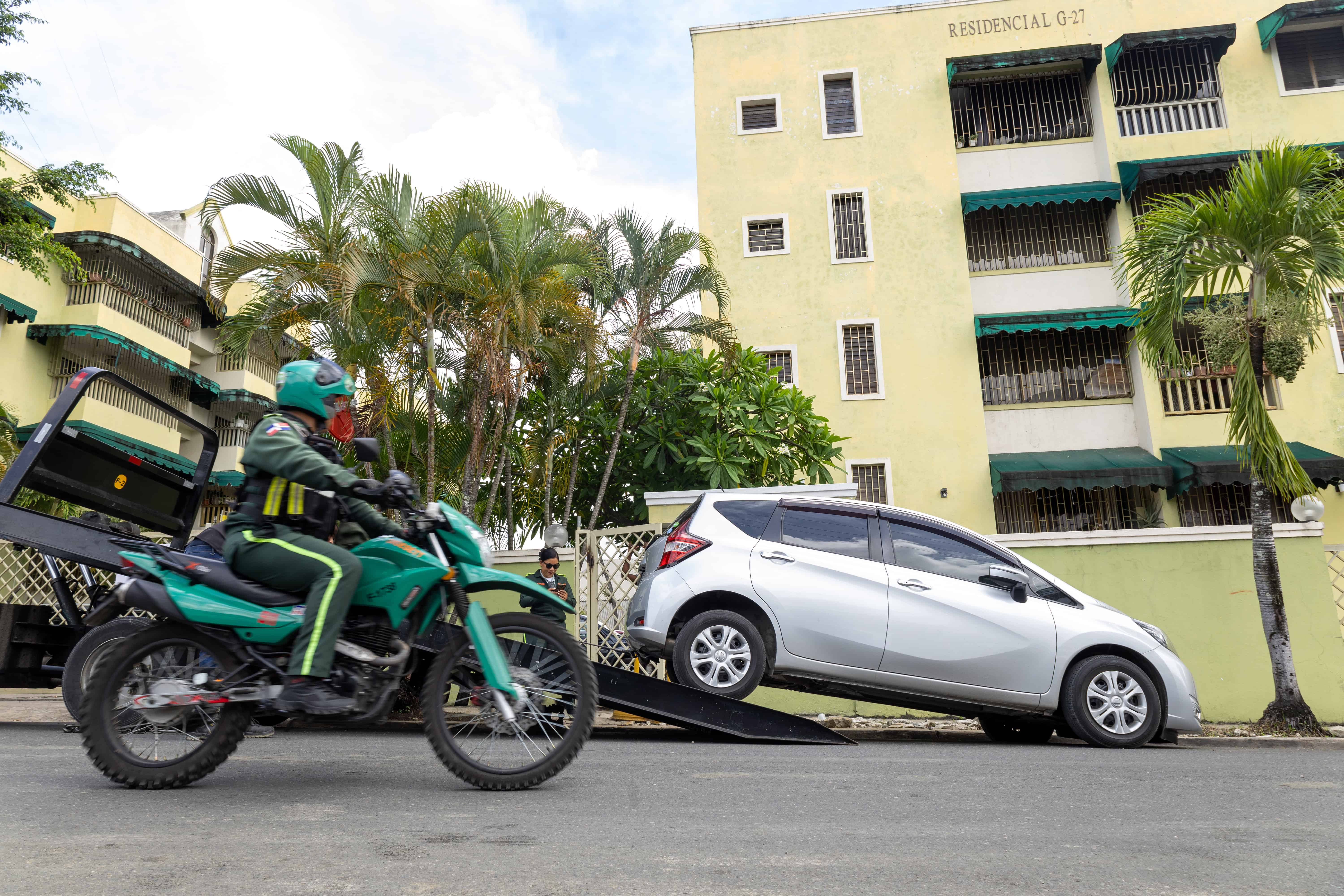 El operativo solo se aplicó a los estacionados en un lado de la vía.