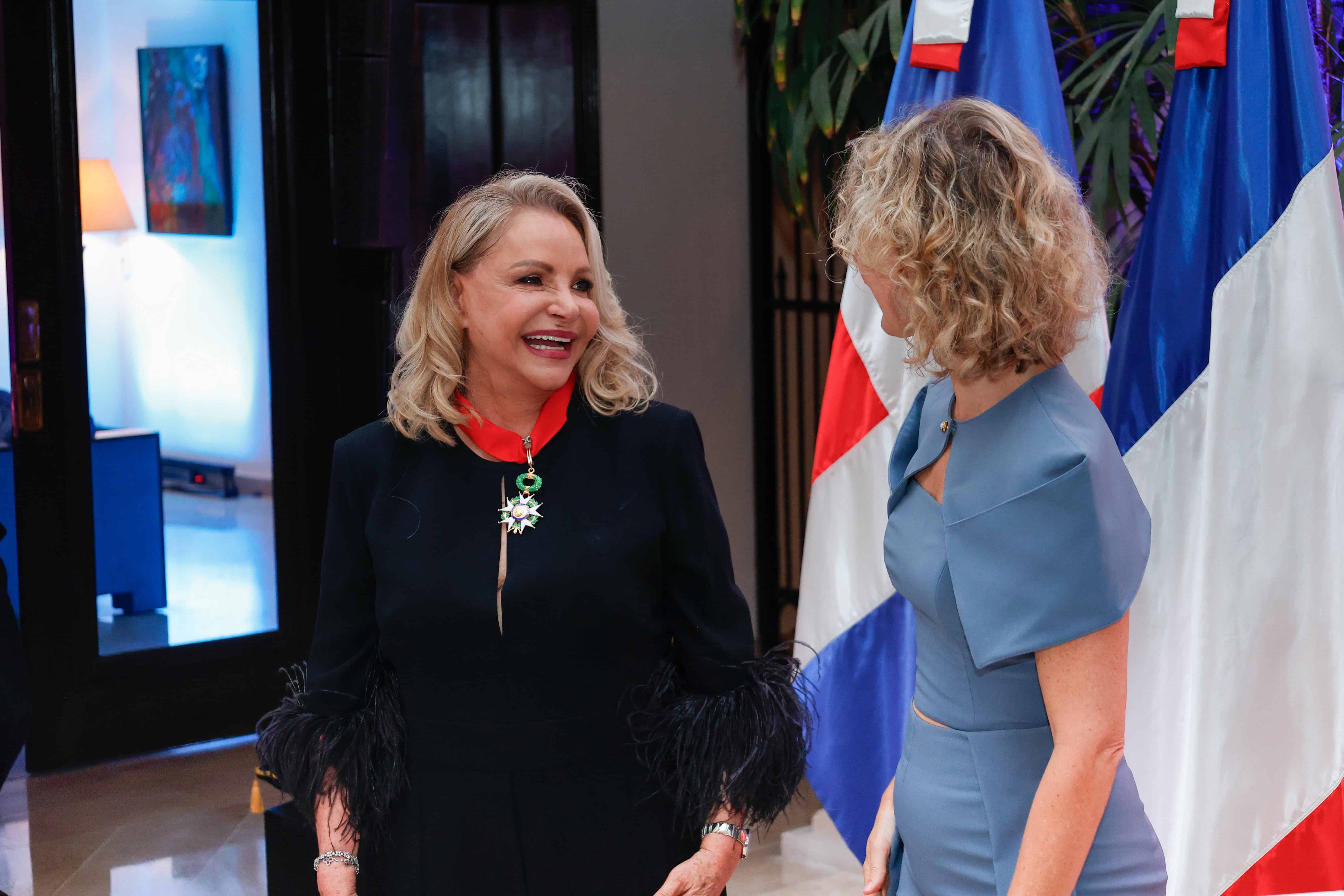 La embajadora Sonia Barbry se refiere a los aportes de Hernández de Grullón.
