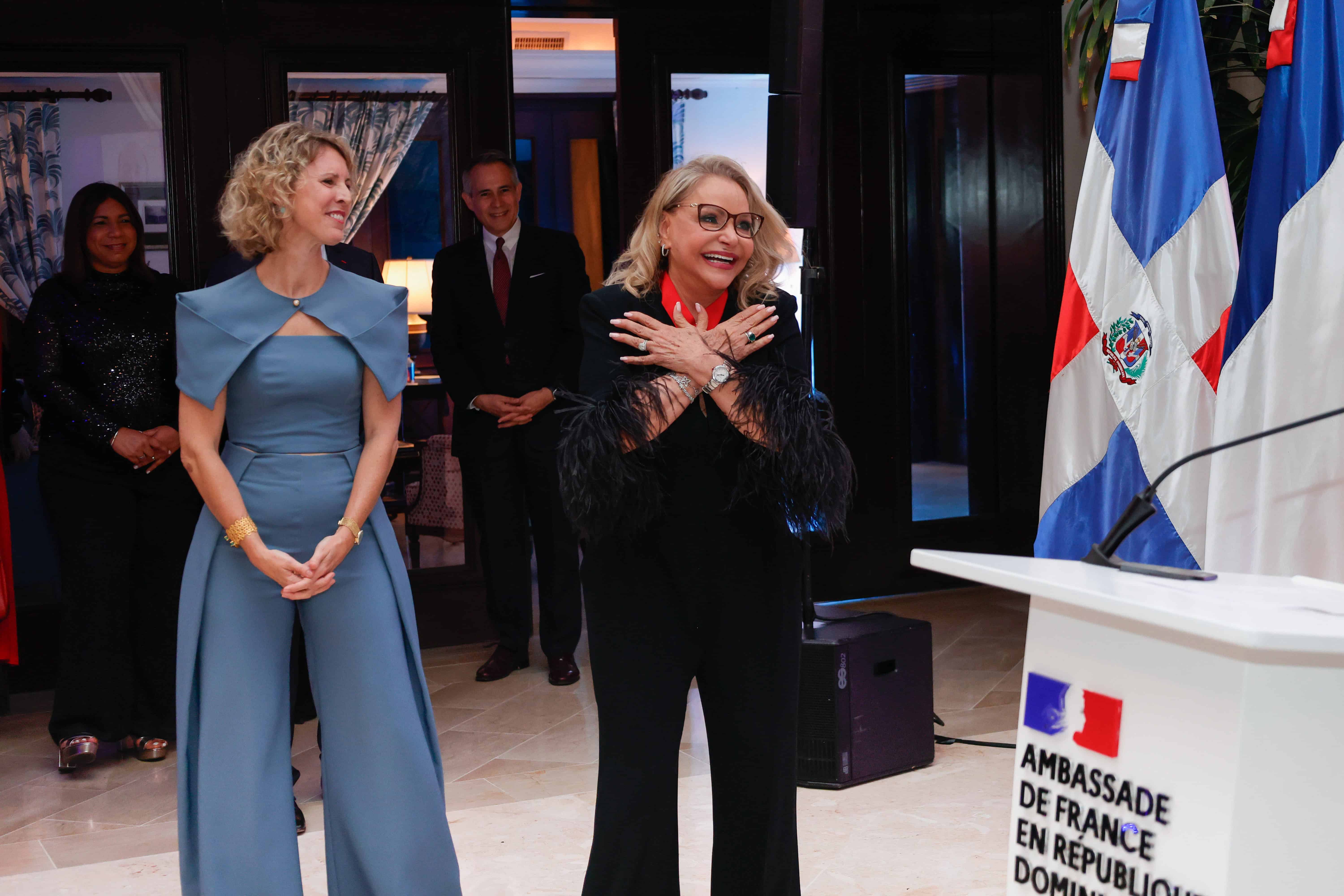 La embajadora Rosa Hernández de Grullón fue sorprendida con un mensaje del expresidente de Francia, François Hollande.