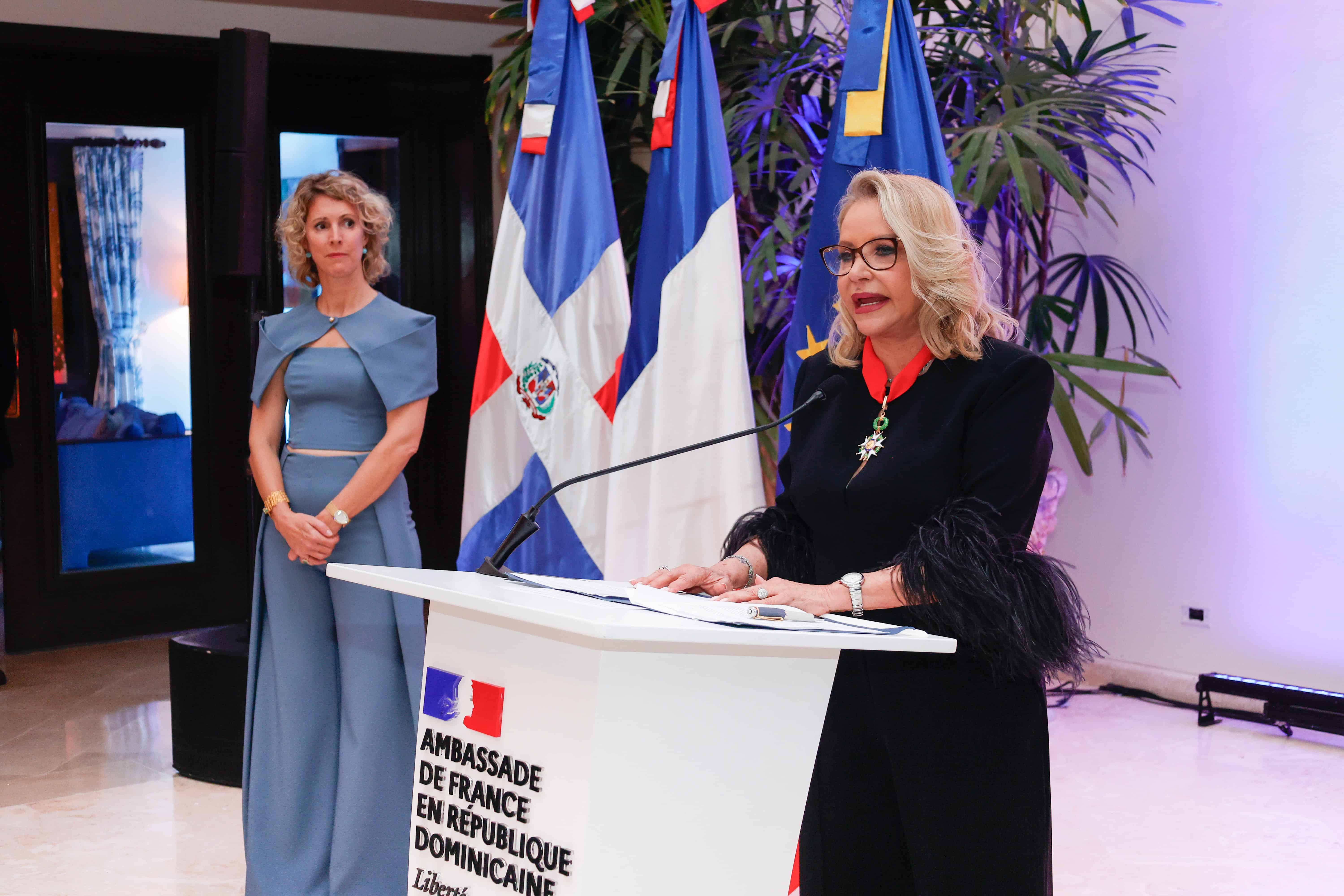 Rosa Hernández de Grullón se dirige a los presentes.