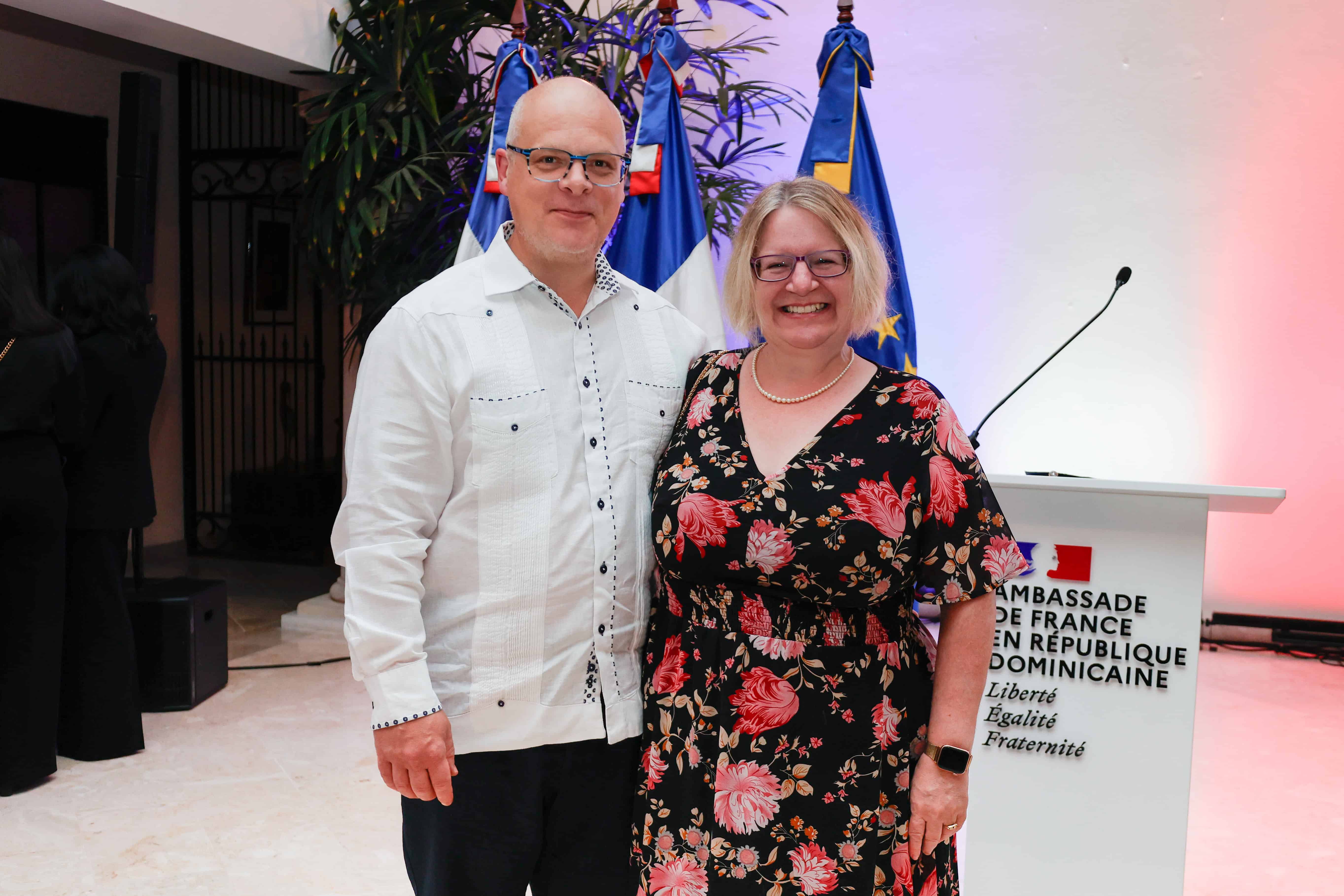 Carol van der Walt, embajadora del Reino Unido en República Dominicana y su esposo, Paul van der Walt.<br>
