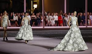 Carolina Herrera rinde homenaje a Madrid con diseños para una mujer global