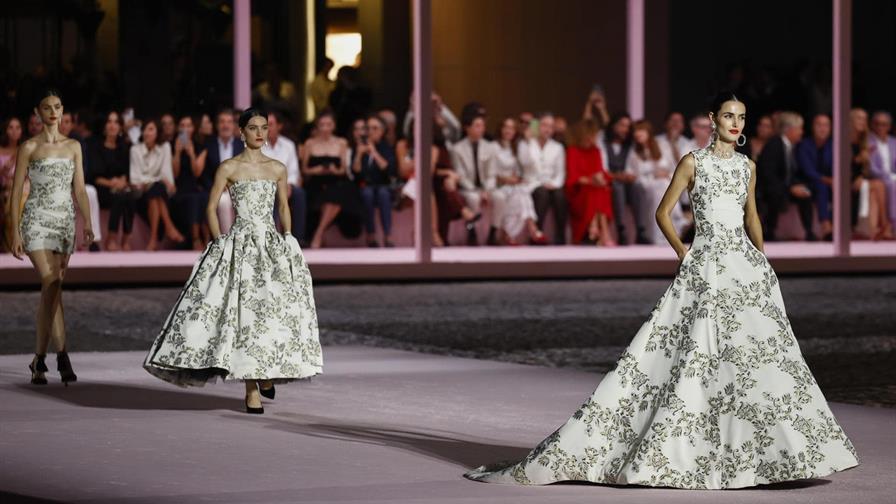 Carolina Herrera rinde homenaje a Madrid con diseños para una mujer global