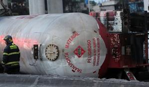 Suman 28 muertos por explosión de un camión de gas en Ciudad de México
