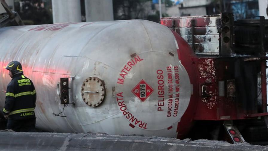 Suman 28 muertos por explosión de un camión de gas en Ciudad de México