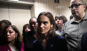 Arrestan a políticos de Nueva York en protesta por migrantes detenidos en edificio federal