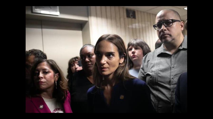 Arrestan a políticos de Nueva York en protesta por migrantes detenidos en edificio federal Arrestan a políticos de Nueva York en protesta por migrantes detenidos en edificio federal