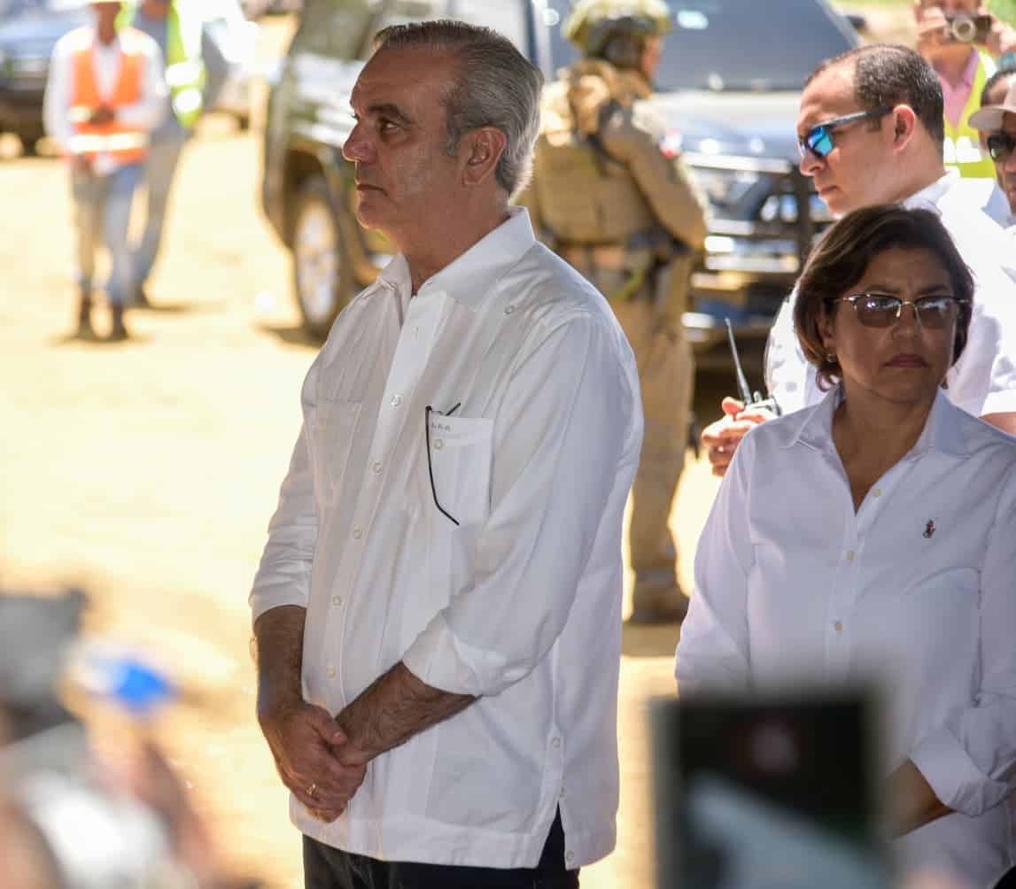 El presidente Luis Abinader escucha las explicaciones durante la visita de supervisión a los trabajos del muro fronterizo.