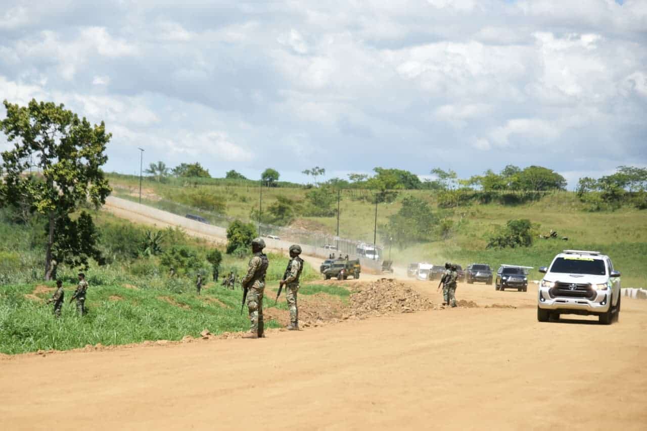 La caravana presidencial llegando a Dajabón para dar seguimiento a la construcción del muro fronterizo 