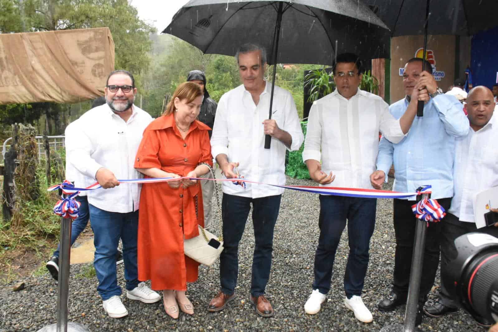 El presidente Luis Abinader encabeza inauguración de la reconstrucción de la carretera de acceso al salto de Aguas Blancas, en Constanza, provincia La Vega.
