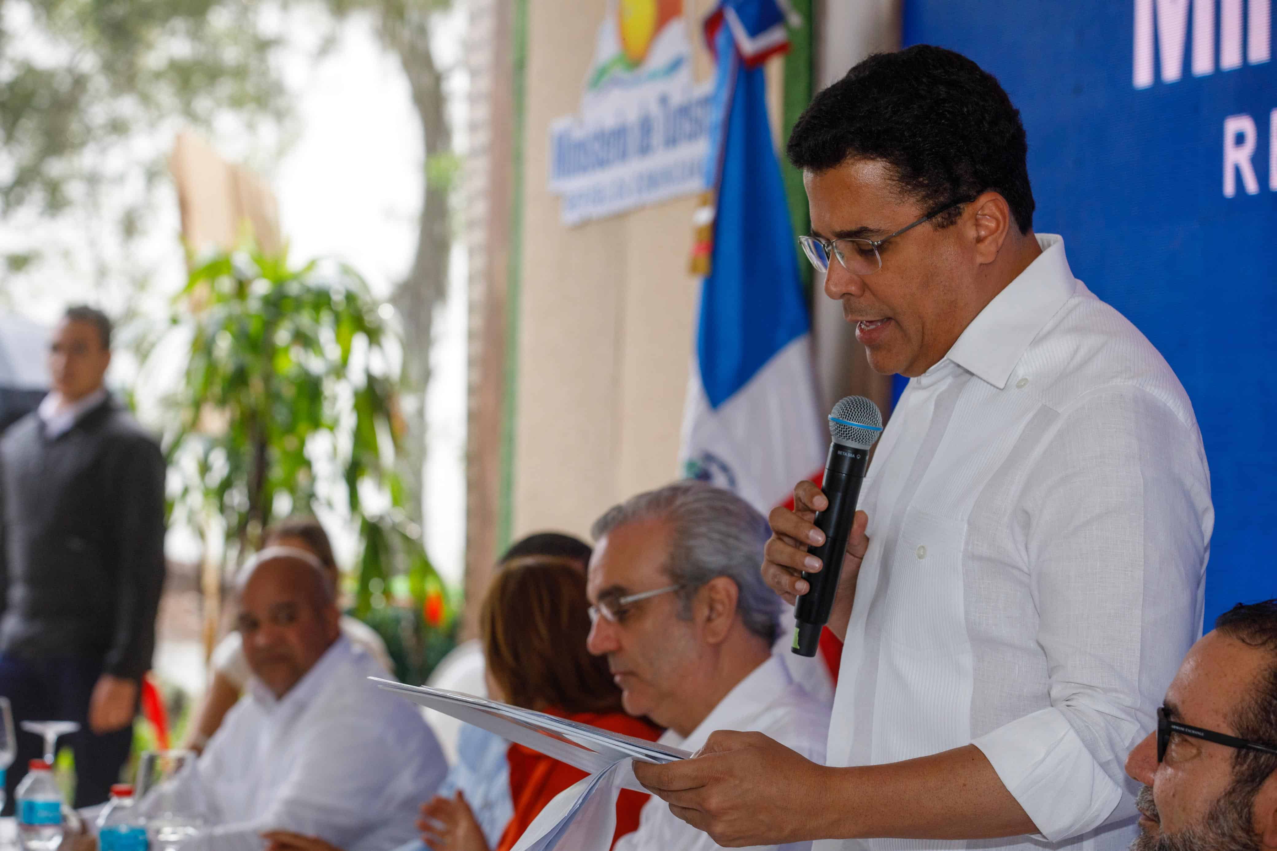 El ministro David Collado habla durante el acto inaugural de la obra. 