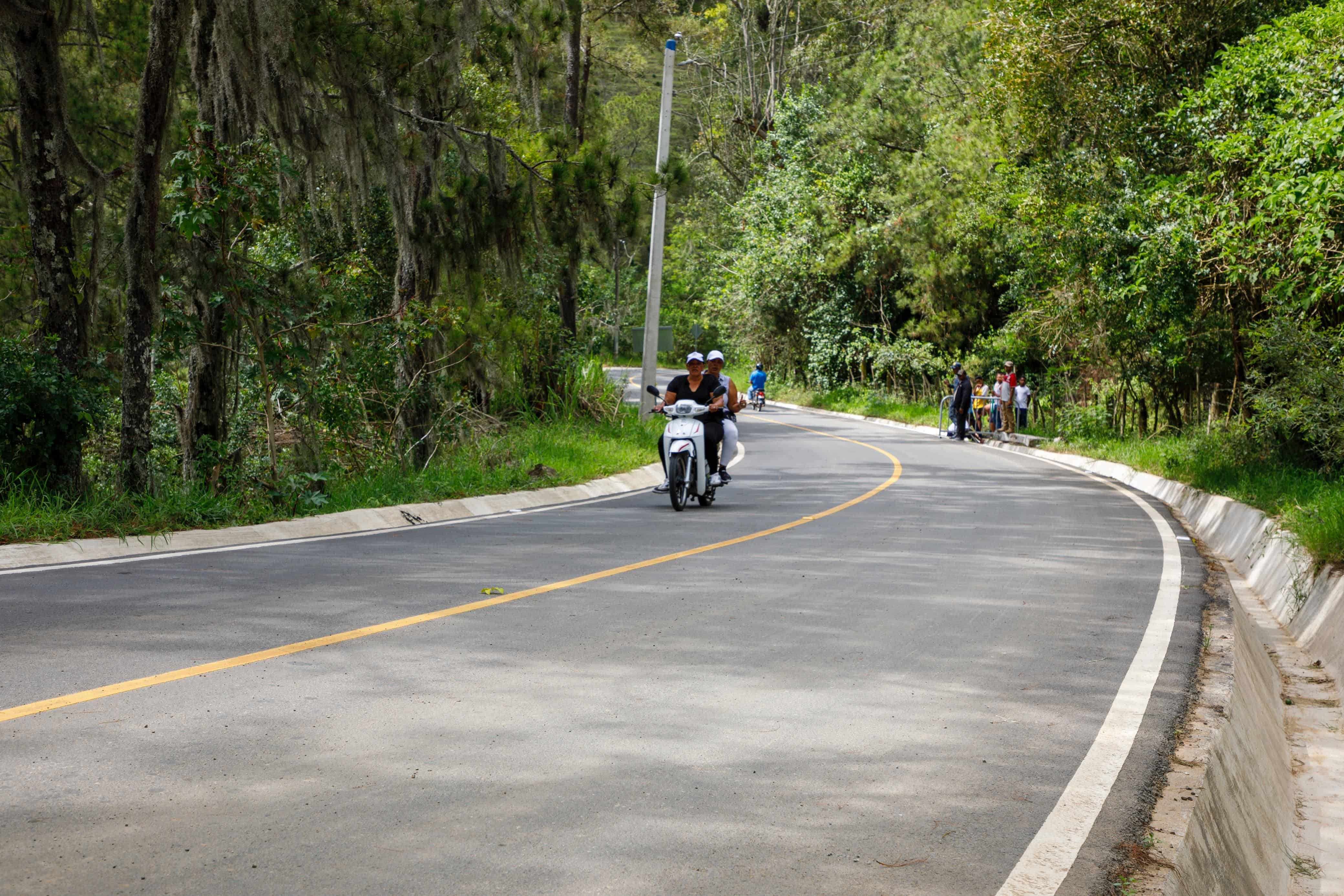 Una mujer transita en la nueva carretera.