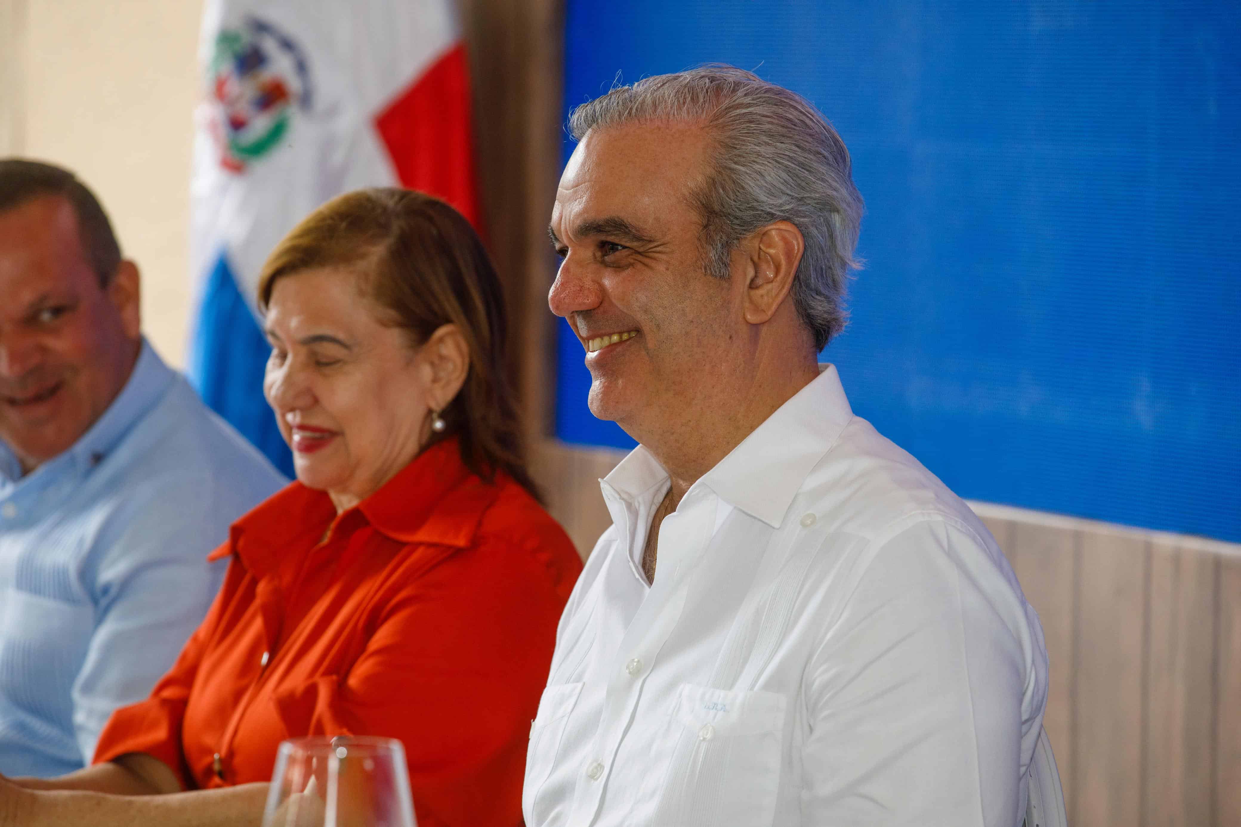 El presidente Luis Abinader sonríe en un momento del acto. 