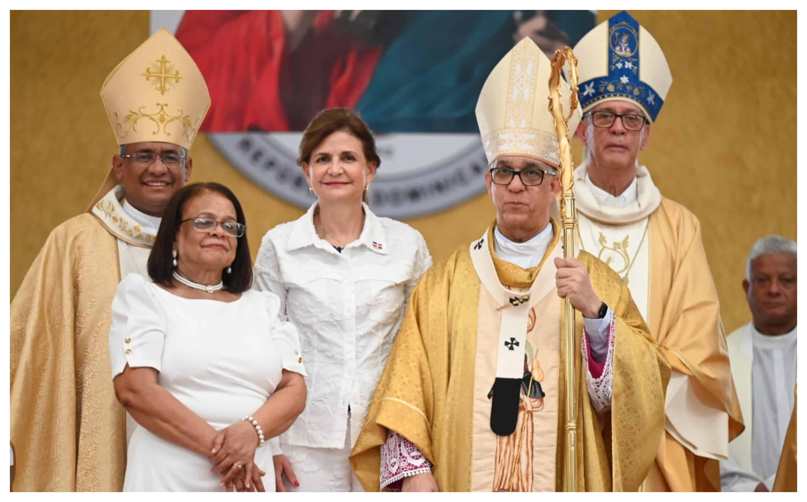 La solemne ceremonia que contó con la presencia de la vicepresidenta de la República Dominicana, Raquel Peña, se celebró este sábado en el Salón Multiusos de la Pontificia Universidad Católica Madre y Maestra (PUCMM).
