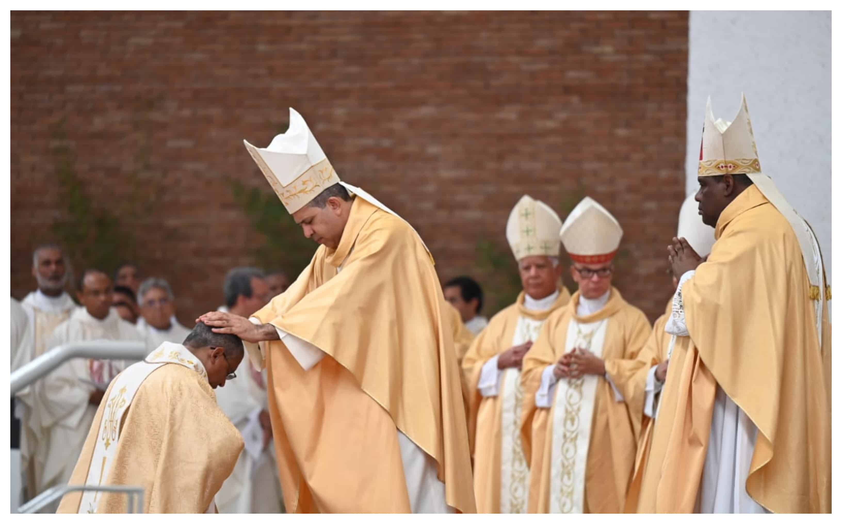 Durante la ordenación episcopal del sacerdote Andrés Amaury Rosario Henríquez como obispo auxiliar de la Arquidiócesis de Santiago, el arzobispo metropolitano Héctor Rafael Rodríguez lo exhortó a vivir su misión con cercanía, sencillez y espíritu de servicio.