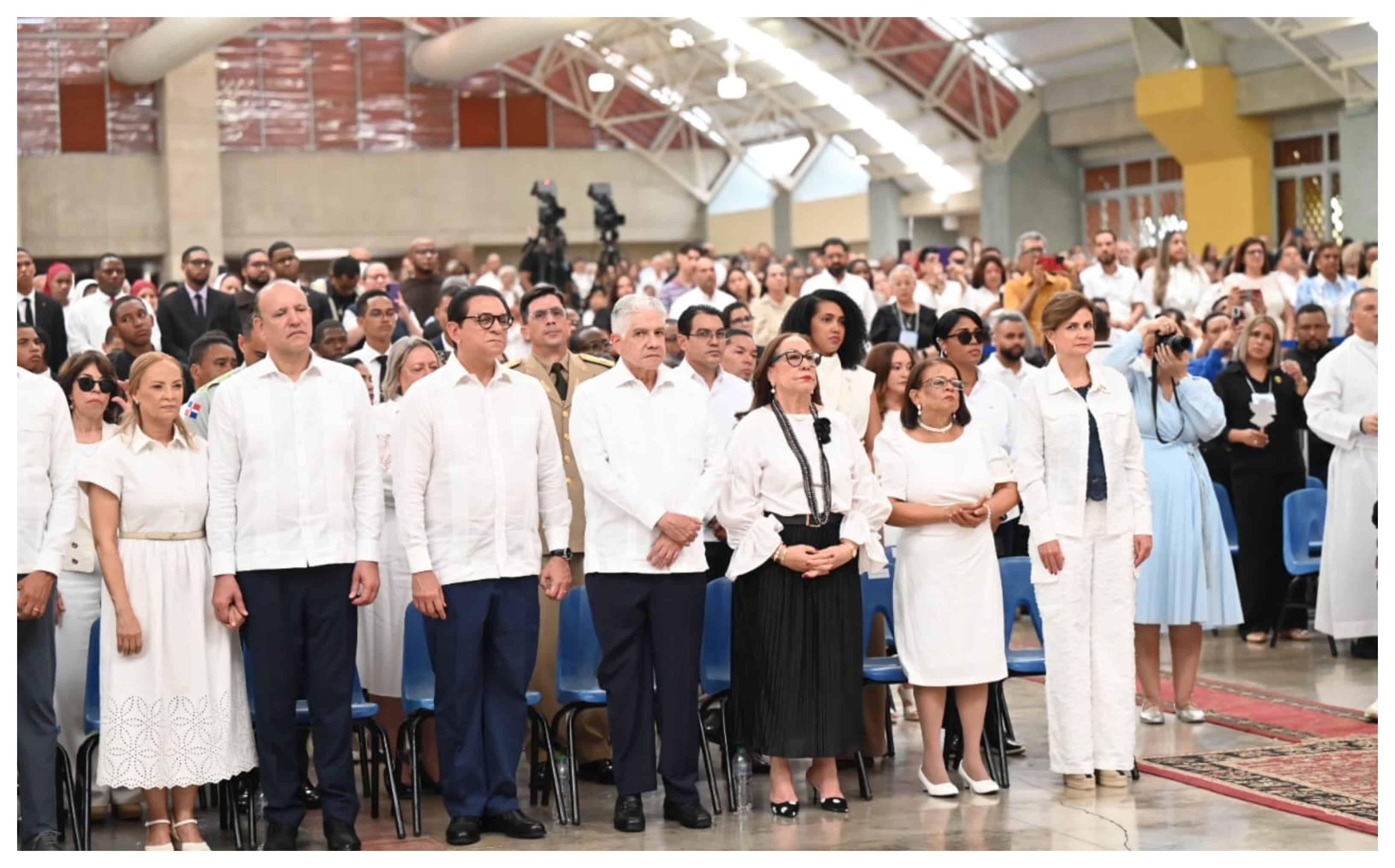 La vicepresidenta dominicana Raquel Peña, junto a funcionarios.