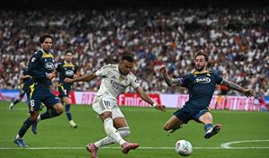 Mbappé rescata a un Real Madrid que afronta el Clásico como líder