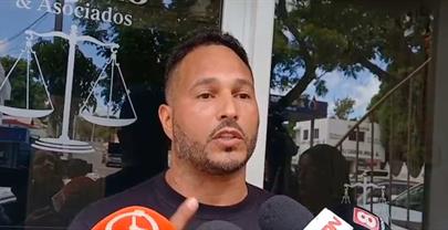 Familia de peluquero ultimado por policías en Santiago denuncia rapto de hermana y amenazas