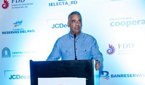 Joel Santos destaca que el 60 % del larimar se queda en manos de artesanos dominicanos