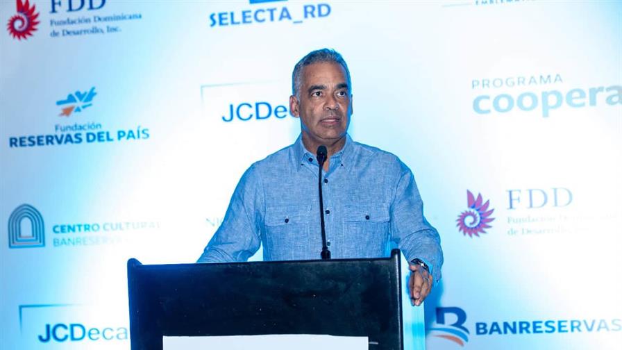 Joel Santos destaca que el 60 % del larimar se queda en manos de artesanos dominicanos