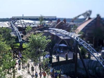 Muere hombre tras montar montaña rusa de parque Epic Universe