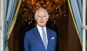 Carlos III visita a Ethel Catherham, la mujer más longeva del mundo, de 116 años