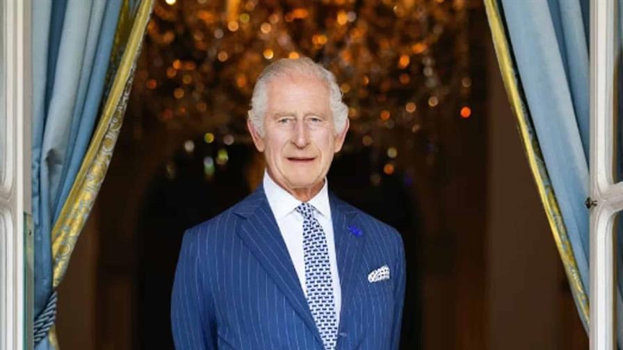 Carlos III visita a Ethel Catherham, la mujer más longeva del mundo, de 116 años