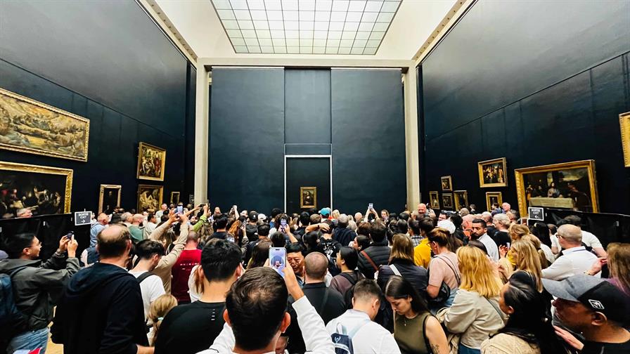 Una sonrisa contra la multitud: el desafío de contemplar a la Mona Lisa en el Louvre